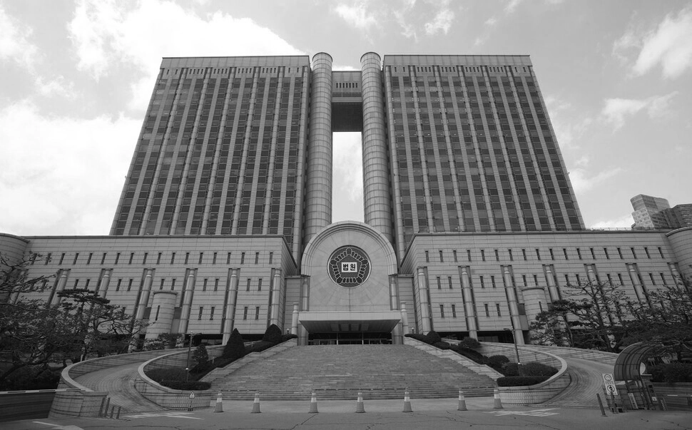 2025년 여름, 서울중앙지방법원 앞.
